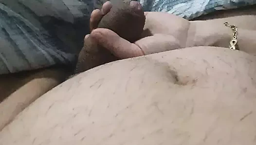 Üvey anne üvey kızına erkek arkadaşının yarağını elle muamele etmeyi öğretiyor