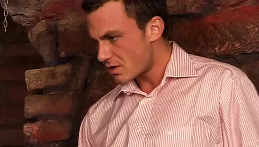 Seksi vücutlu koyu saçlı bebek harika ayaklarının her yerine boşalıyor