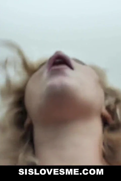 Üvey kız kardeş Katie Kush tekrar tekrar boşalırken üvey erkek kardeşinin yarağına sekiyor - sislovesme