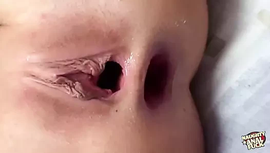 Sürtük sarışın desire moore derin anal pompalara hazırlanmak için kendini muzla azdırıyor