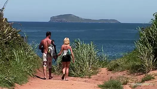 Azgın sarışın okyanusta yüzdükten sonra