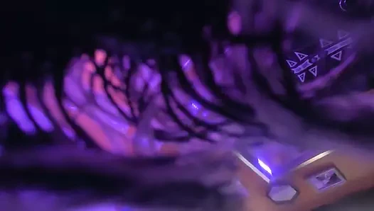 Jen yakın bir şekilde yalanıyor