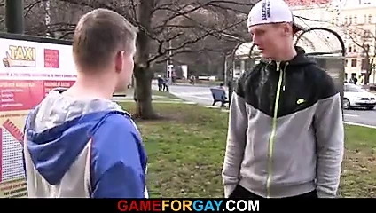 Taksi şoförü eşcinsel bir adam tarafından baştan çıkarılıyor