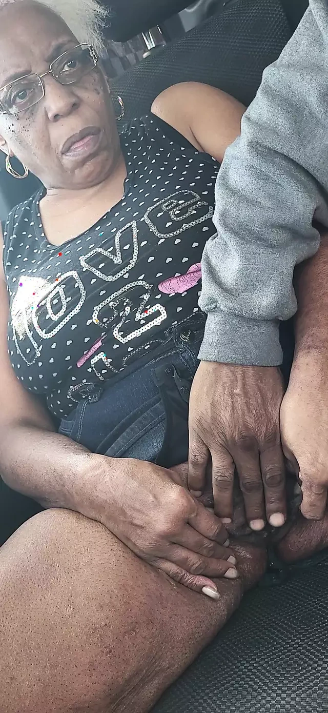 Parmak kahrolası eş içinde the araba