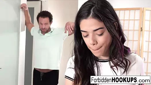 Sıcak üniversite öğrencisi üvey amcasını sikiyor