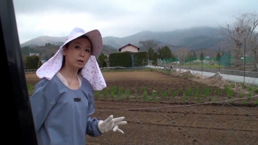 A076G04 dağlarda ve tarlalarda göz görene kadar çiftlikte çalışan güzel olgun kadınları tavlıyor!