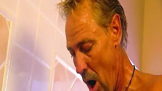 Genç kız ve yaşlı adam banyoda seks yapıyor