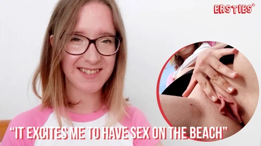 Ersties - minyon Amelia okyanusun yanında kendisiyle oynuyor