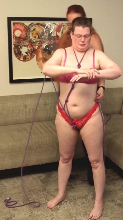 Shibari ip esareti onu üçlü seks için bağlıyor | Klip 1
