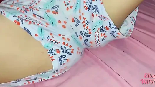 Üvey kız kardeşimle ilk kez yatağında ev yapımı video kapakların altında şeyler yapıyoruz