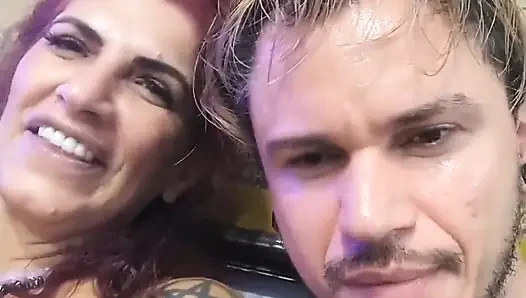 Alman dövme sanatçısı ve Melissa sahne arkasında sefa yapanlar