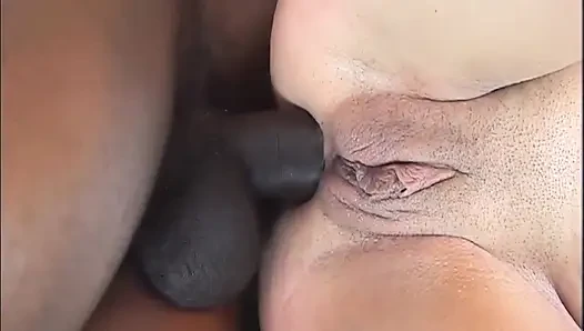 Doyumsuz orta yaşlı seksi kadınlar her delikten büyük zenci yarağı alıyor
