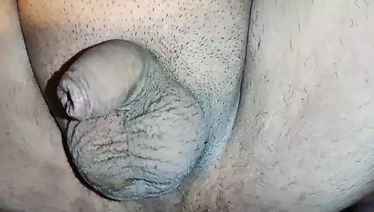 Bu fahişeyi göt deliğinden sikiyorum. Büyük bedenleri sever