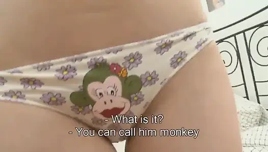 Sevimli genç kız büyük yarağı yalıyor ve götten sikiliyor