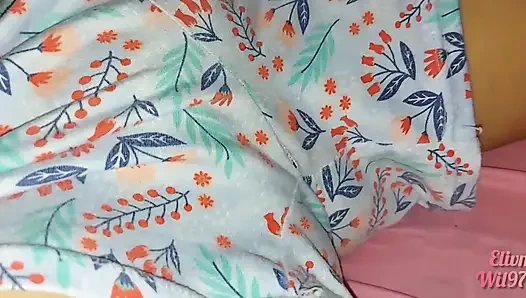 Üvey kız kardeşimle ilk kez yatağında ev yapımı video kapakların altında şeyler yapıyoruz