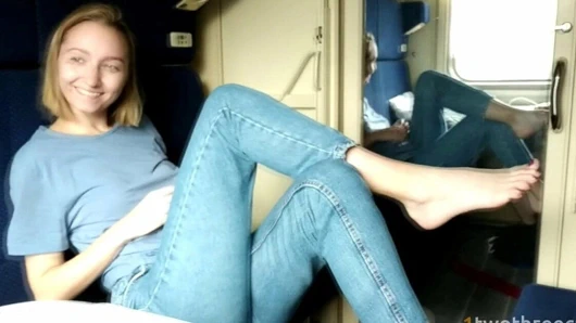 Bir trende tatlı traveler için ağızda çift boşalmak