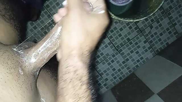 Adam, karısının videoyu karısına göndermesi için banyodan zevk alıyor