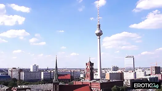 Mücevherli tıkaç götünü genişliyor - sütlü memeler her yere damlıyor