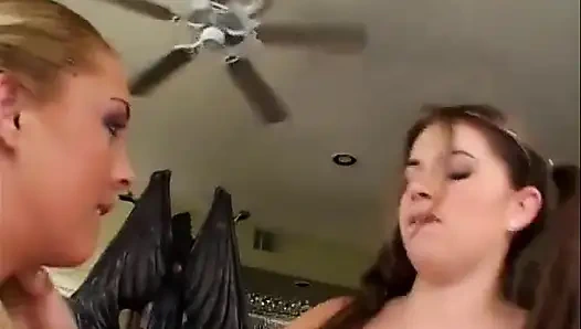 İki lola lezbiyen sürtük büyük bir sert yarakla şehre gidiyor