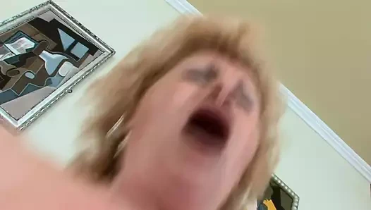 Sarışın nine taze döl tatmadan önce sikiliyor!