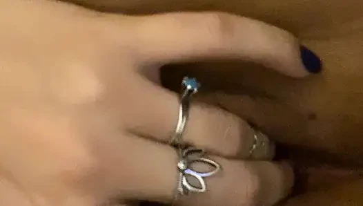 Seni de boşalman için azdırırken büyük amına dokunmayı seviyor.