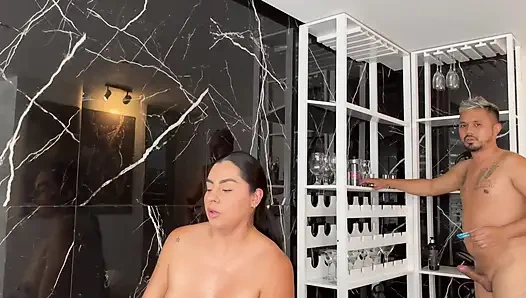 Karım benim için bir doğum günü hediyesi hazırlıyor ve sonunda üçlü seks yapıyoruz.