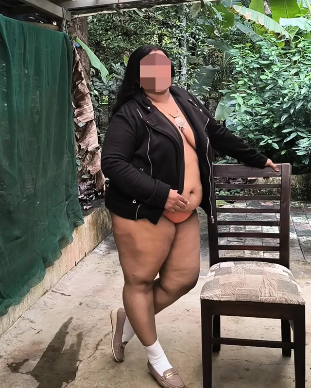 Siyah jackli tombul Hintli kız kamera için tamamen soyunuyor