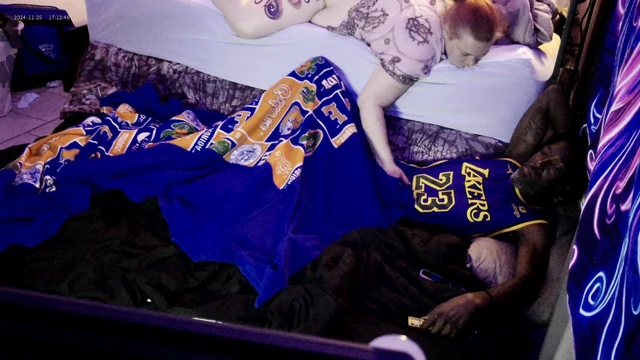 Dışarısı hafifliyor, seninle uzanabilir miyim büyük üvey kardeş?