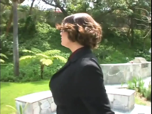 Lezbiyen yaramaz orta yaşlı seksi kadın minyon bir genç kızı izlerken heyecanlanıyor ve onu sürtük gibi sikiyor