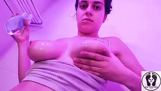 Nedves és rendetlen teljes testes olajozott mellek seggpunci a zuhany alatt