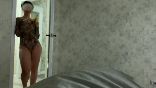 Üvey kız kardeşim mastürbasyonumu gördü ve ıslak sakso ve balon götüyle zıplayarak yardım etmeye karar verdi