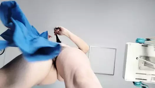 Amatör evli kadın ev işlerini çıplak yapıyor.