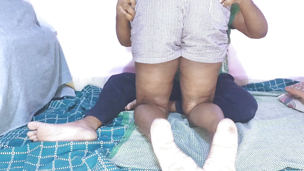 Hintli desi tamil üvey kız kardeş ve üvey erkek kardeş seks yapıyor - ben