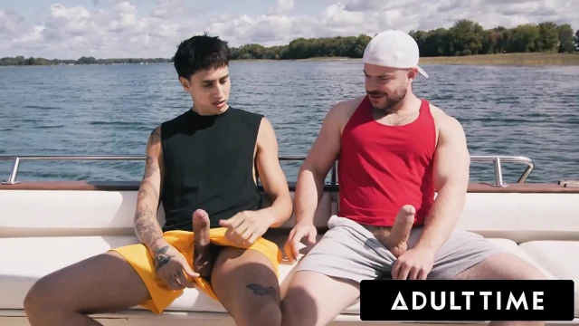 ADULT TIME - heteroseksüel arkadaşlar Marcus Mcneil ve Angel Elias hayal kırıklığı yaratan tekne gününü sert sikişe dönüştürüyor