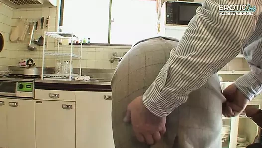 Olgun Asyalı ev hanımı ceza alıyor