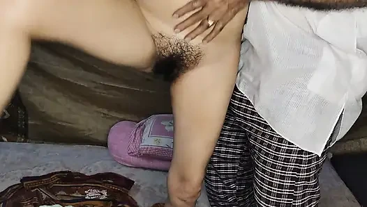 Üvey erkek kardeş parmağını üvey kız kardeşinin vajinasına sokuyor