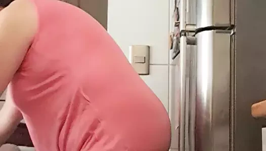 mutfakta yarı giyinmiş