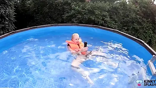 Can yeleği vibe havuzda oynuyor