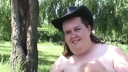 Bu şişman sürtüğün oyuncağına binmesini ve sonra açık havada sikilmesini izleyin