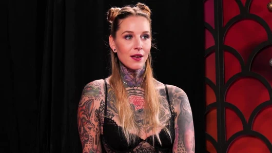 Dövmeli sürtük düzgün sikiliyor ve mastürbasyon gösterisi yapıyor