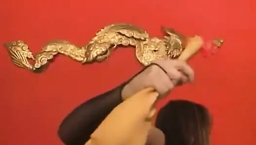 Ateşli edepsiz bir kaltak için sert çifte penetrasyon