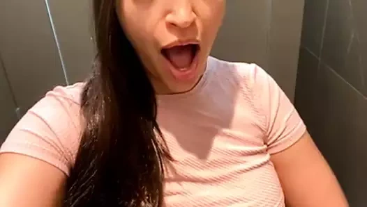 agznebuli gogo tualetshi