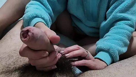 Sıcak kadın ev arkadaşı bulanık kazak handjob verir