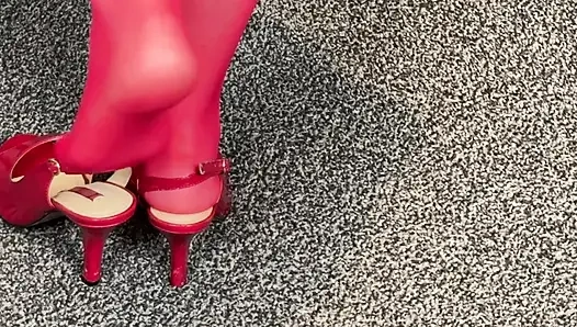 #372 Bayan olgun ayaklar otelinde senin için soyunuyor