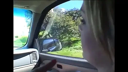 Güzel genç kız gırtlağına kadar alıyor ve götünü sikiyor ve sonra ağzına boşalıyor