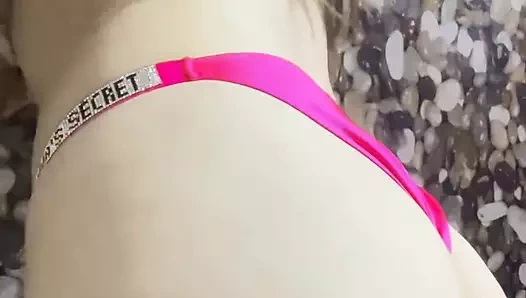 Duşta kameranın önünde mastürbasyon yapıyorum ve akan suyun altına boşalıyorum