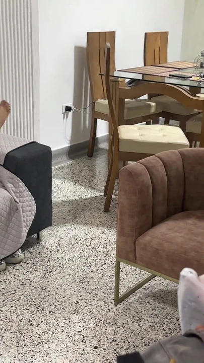 Cüce üvey babası kıyafetleri ütülerken, yaramaz ve çekici üvey oğulları arkasından sertçe sevişir. SONUNDA BIZI YAKALAR!!