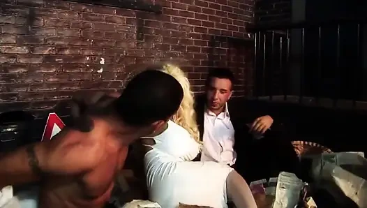 sokakta iki yabancı tarafından sikiliyor