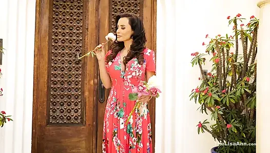 Lisa ann en sevdiği seks oyuncağıyla mastürbasyon yapıyor