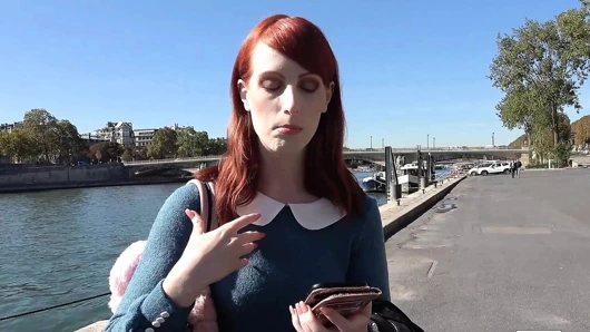 Alex Harper sert bir Fransız yarağı tarafından götten sikiliyor